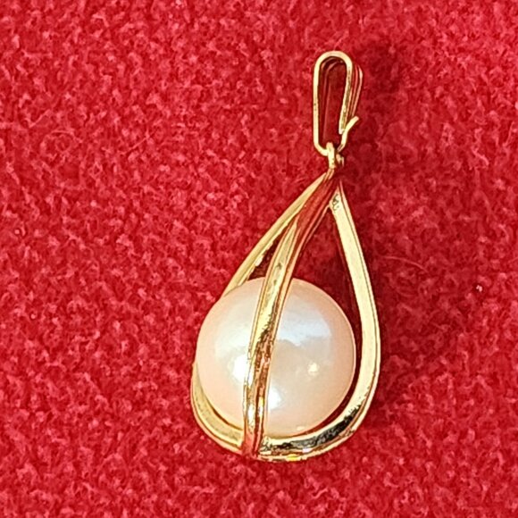 Avon Vintage Large Cream Floating Faux Pearl Inside a Gold Tone Cage Pendant - Picture 16 of 16